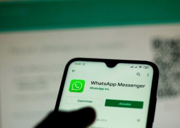 BRAZIL - 2019/12/11: In this photo illustration the WhatsApp logo is seen displayed on a smartphone. (Photo Illustration by Rafael Henrique/SOPA Images/LightRocket via Getty Images)