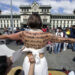 Una mujer se pinta su cuerpo en la Plaza de la Constitucion en el marco del Dia Internacional para la Erradicacion de la Violencia contra la Mujer en Ciudad de Guatemala, el 25 de noviembre de 2006. En lo que va del ano se han registrado mas de 540 homicidios de mujeres, superando en cifra las estadisticas del 2005.    AFP PHOTO/Orlando SIERRA (Photo by ORLANDO SIERRA / AFP)