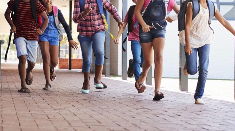 zentauroepp49278767-mas-periodico-corriendo-salir-escuela190829202623-1567103382608