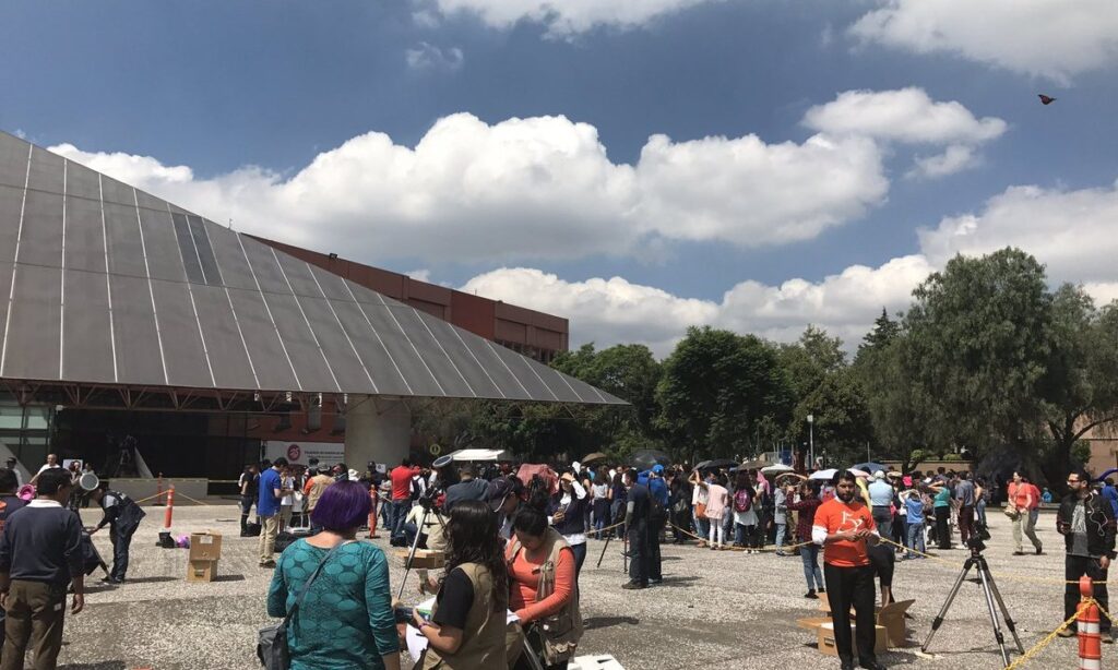capitalinos-abarrotan-el-universum-para-apreciar-el-eclipse-solar-twitter-britovsky