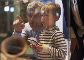 10/11/2016 En ocasiones un viaje cultural puede ser demasiado abrumador para un niño. Hay que saber cómo hacer de este turismo algo interesante para los niños.
SOCIEDAD
ISTOCK