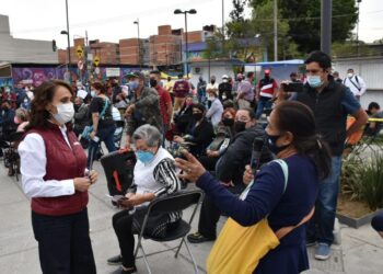 Dolores Padierna sostiene diálogo con simpatizantes