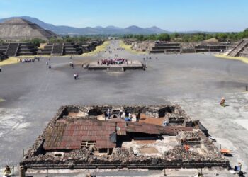 MEX16. TEOTIHUACAN (MÉXICO), 05/05/2016.- Fotografía cedida hoy, jueves 5 de mayo de 2016, de la zona de trabajos en la Plaza de la Luna de Teotihuacan (México) donde fueron encontradas una serie de fosas con estelas lisas (monumento sobre el suelo en forma de lápida o pedestal) de piedra verde, varios conductos y agujeros con cantos de río. Ello representa un código simbólico que los antiguos teotihuacanos elaboraron en las primeras fases de la urbe, hace 1.900 años, indicó el Instituto Nacional de Antropología e Historia (INAH). EFE/INAH/SOLO USO EDITORIAL