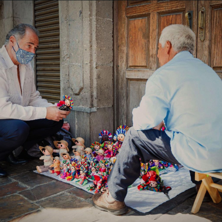 Gabriel Haddad conviviendo con artesanos moreteases