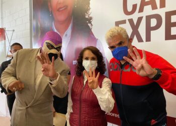 Dolores Padierna con luchadores