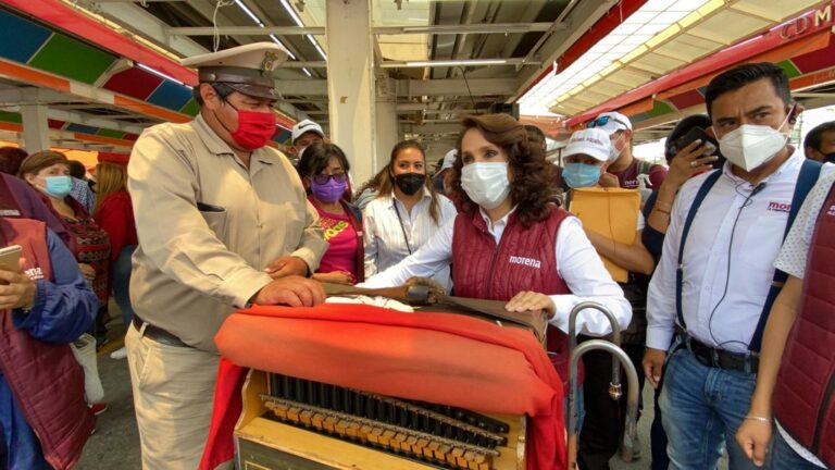 Dolores Padierna tocando con organilleros
