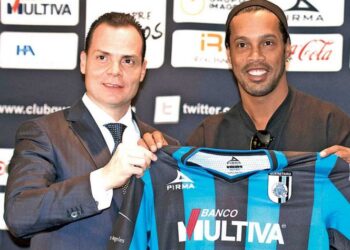 Ronaldinho durante su fichaje con los Gallos Blancos