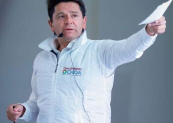 El diputado federal Cuauhtémoc Ochoa en asamblea informativa sobre la Reforma Energética