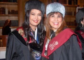 Beatriz Gasca comparte que el reconocimiento Doctor de Doctores Honoris Causa es el máximo nombramiento para un personaje destacado en ciertos ámbitos profesionales.