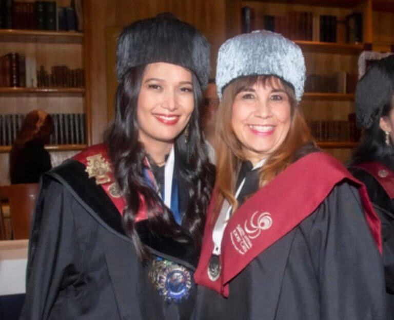 Beatriz Gasca comparte que el reconocimiento Doctor de Doctores Honoris Causa es el máximo nombramiento para un personaje destacado en ciertos ámbitos profesionales.