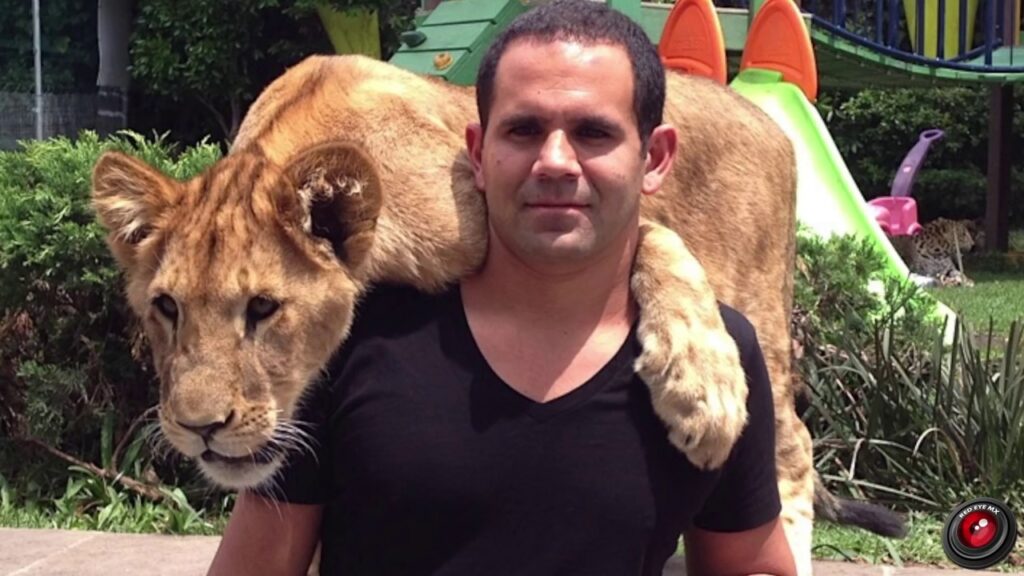 Identificado como Eduardo Moisés Serio, este hombre es el dueño y encargado del santuario Black Jaguar-White Tiger