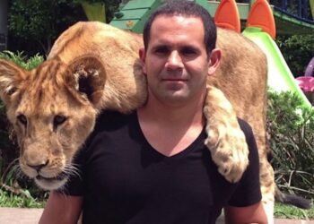 Identificado como Eduardo Moisés Serio, este hombre es el dueño y encargado del santuario Black Jaguar-White Tiger