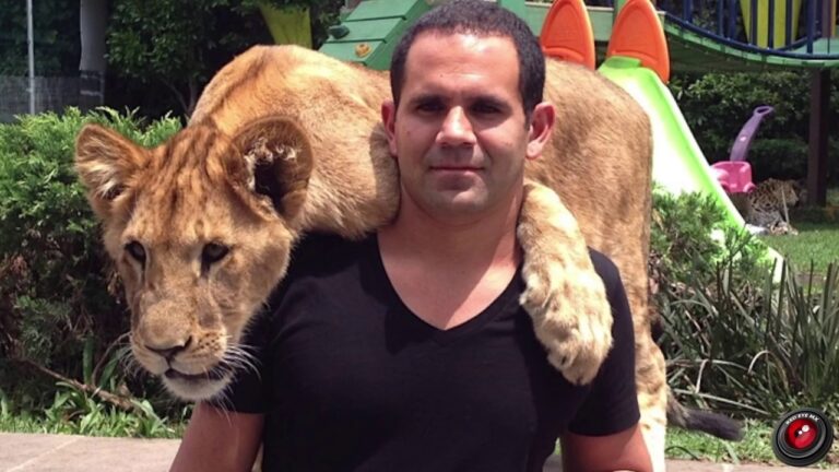 Identificado como Eduardo Moisés Serio, este hombre es el dueño y encargado del santuario Black Jaguar-White Tiger