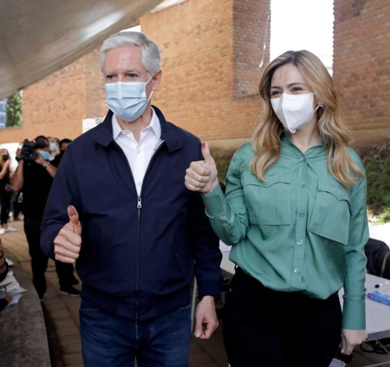 Fernanda Castillo Cuevas y el gobernador Alfredo Del Mazo