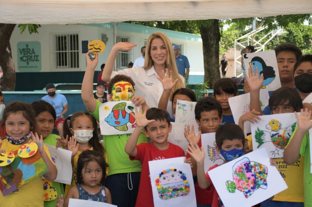 Patricia Lobeira Rodríguez junto a estudiantes del Puerto de Veracruz.