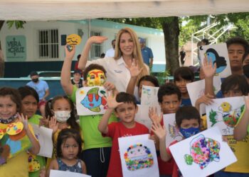 Patricia Lobeira Rodríguez junto a estudiantes del Puerto de Veracruz.
