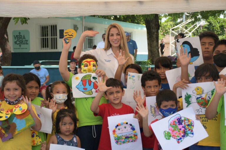 Patricia Lobeira Rodríguez junto a estudiantes del Puerto de Veracruz.