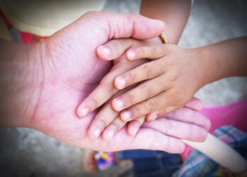 Manos de diversas personas en labor de asistencia humanitaria. Fundación Pablo Landsmanas.