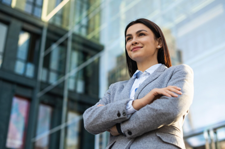 Las mujeres aún no tienen la participación que deberían en puestos directivos en las empresas.