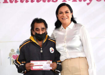 Ariadna Montiel en la entrega de tarjetas del Bienestar