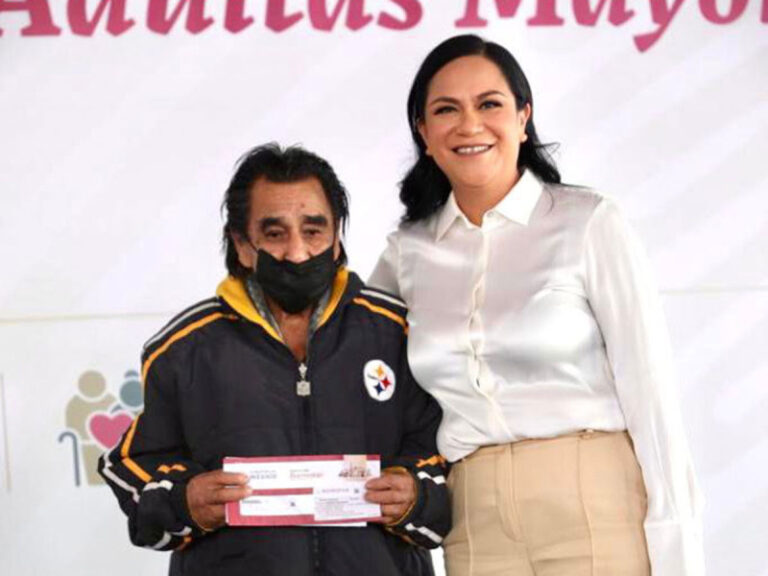 Ariadna Montiel en la entrega de tarjetas del Bienestar