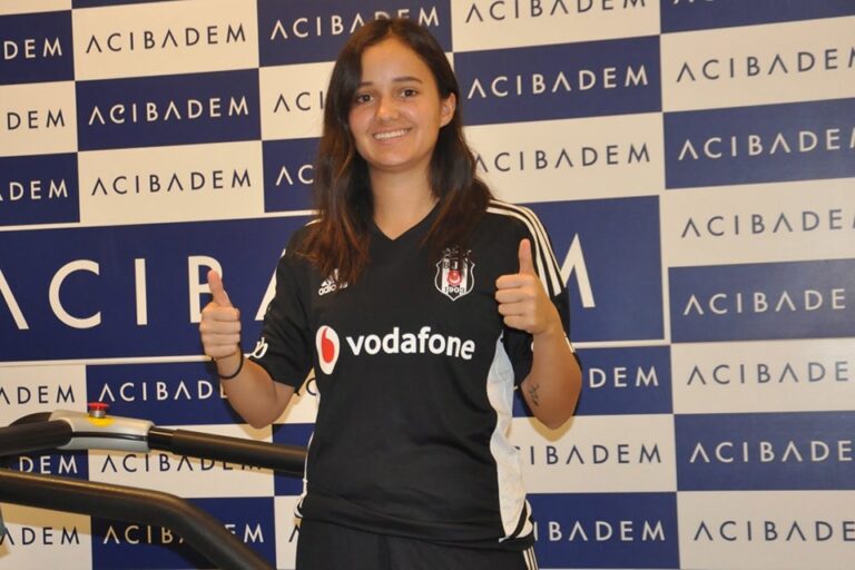 Futbolista mexicana sobrevive en Turquía