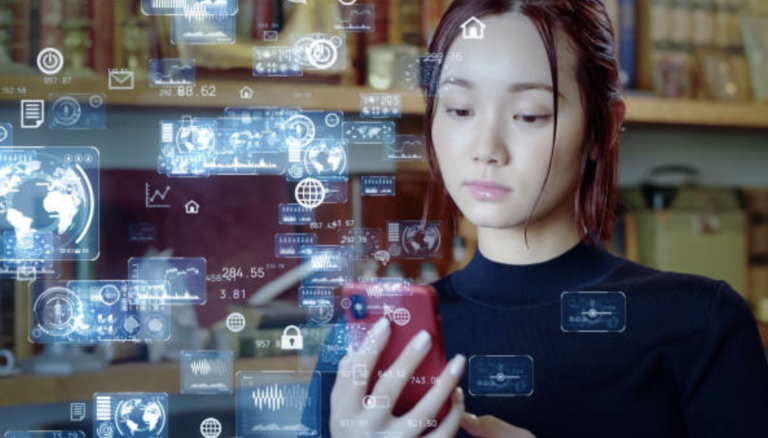 mujer con celular viendo un universo digital