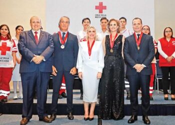 Olegario Vázquez Aldir recibió la Gran Cruz de la Cruz Roja Mexicana por su labor humanitaria