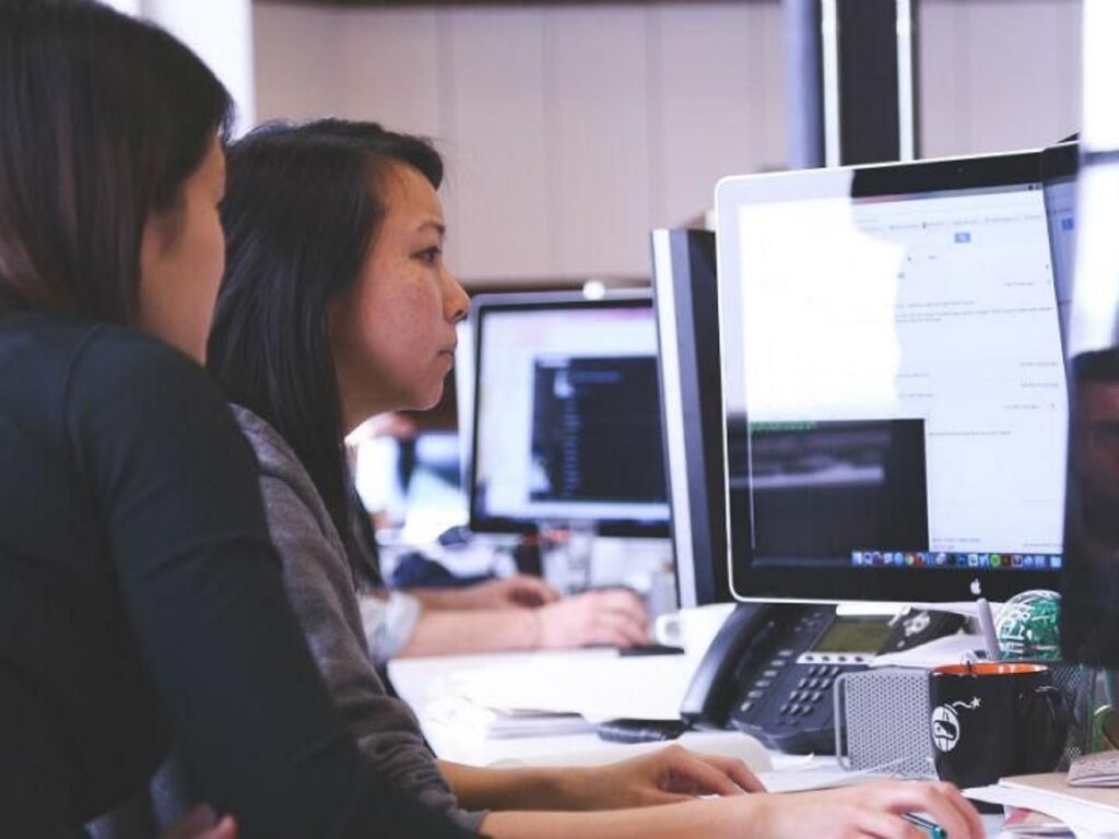 Exclusión de mujeres del mundo digital repercute en PIB