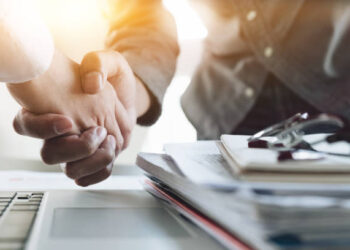 Imagen de gente de negocios dándose la mano, terminando reunión, etiqueta de negocios, felicitación, concepto de fusión y adquisición para artículo Javier Reyes de la Campa_fusiones y adquisiciones, opción viable para rescate de empresas en problemas