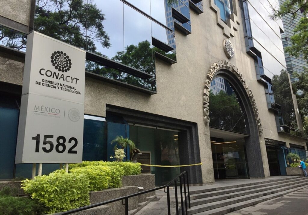 Fotografía fachada CONACYT utilizada para ilustrar artículo ¿Militarización de la ciencia en México? Felifer Macías expresa preocupación por reforma al Conacyt