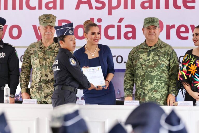 Gobernadora Evelyn Salgado Pineda entregando un diploma a mujer guerrerense graduada de la Universidad Policial