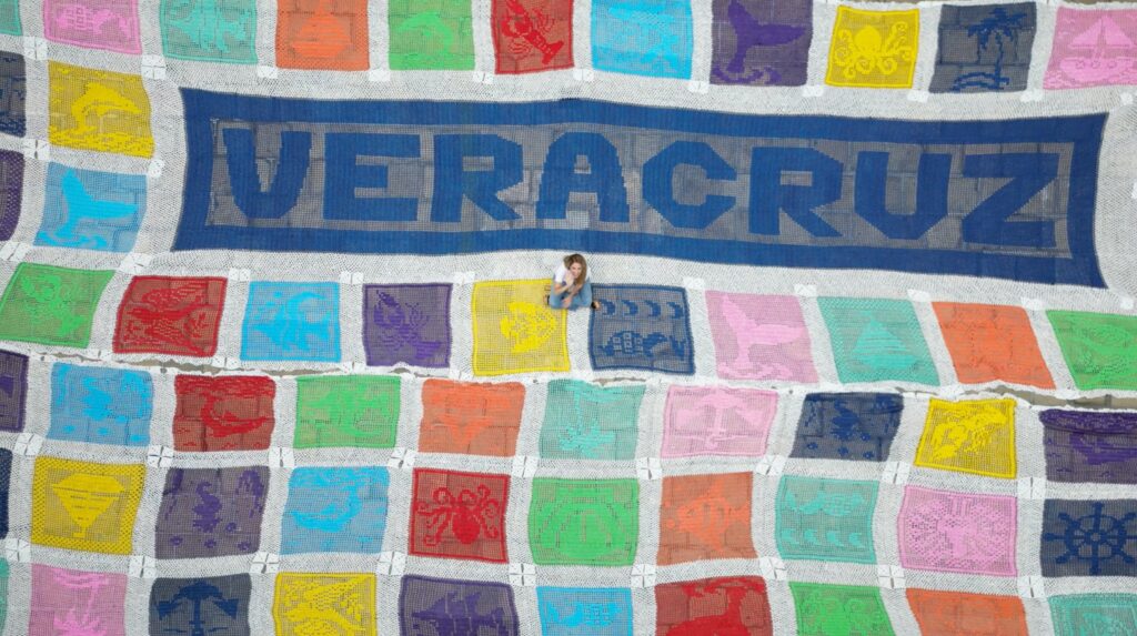 Patricia Lobeira Rodríguez encabezó la instalación del tapete artesanal multicolor.