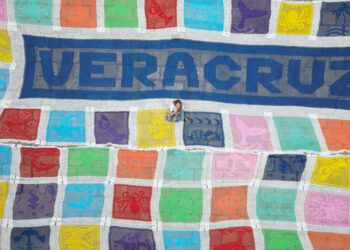 Patricia Lobeira Rodríguez encabezó la instalación del tapete artesanal multicolor.