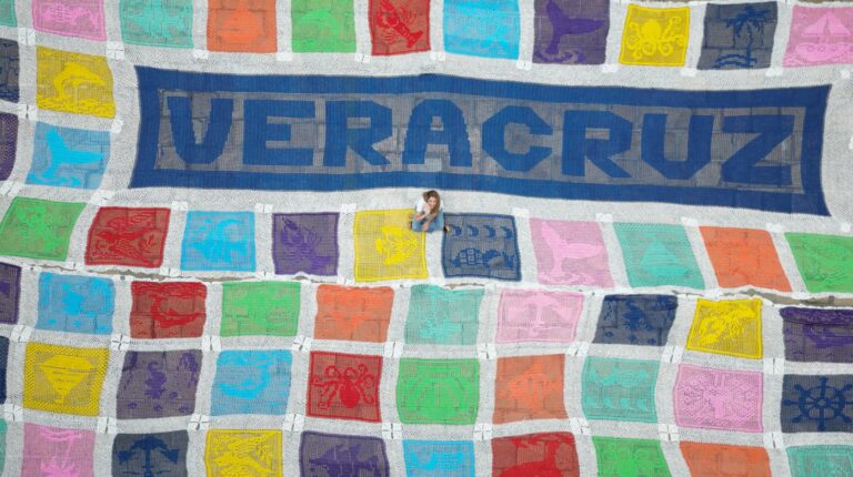 Patricia Lobeira Rodríguez encabezó la instalación del tapete artesanal multicolor.