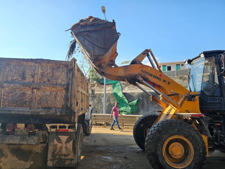 Gobierno de Guerrero abastece de agua a hospitales y libera vialidades en Acapulco