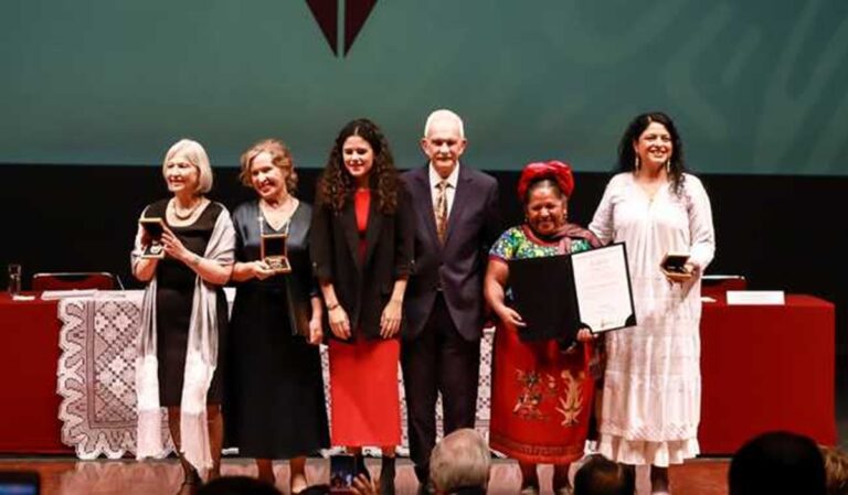 María Rojo recibe Premio Nacional de Artes y Literatura