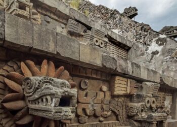 Emprenden campaña para salvar Pirámide de la Serpiente Emplumada; experto la crítica