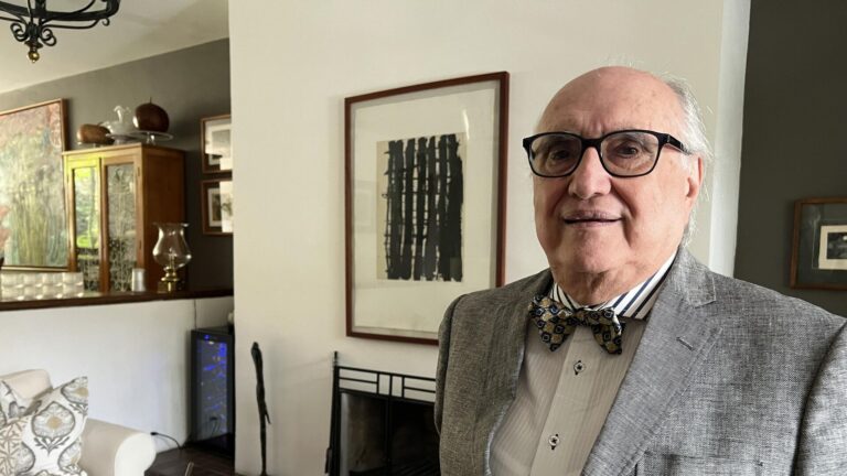 El analista político Alfredo Jalife-Rahme se encuentra actualmente bajo arresto en la Ciudad de México donde enfrentará cargos por difamación.