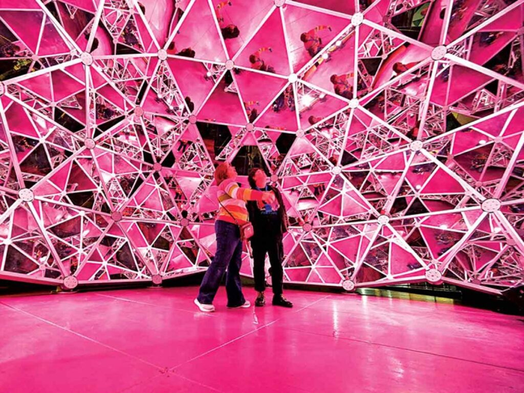 Abre Luna Luna, peculiar parque de diversiones en Los Angeles