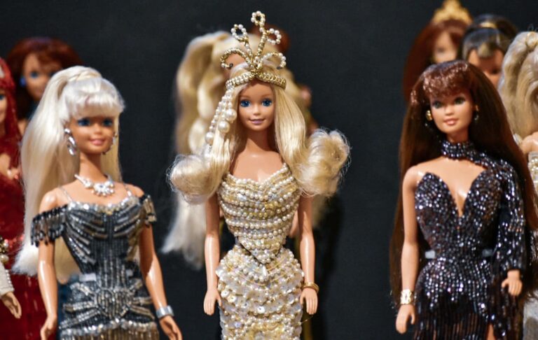 Presentan expo de cumpleaños de Barbie con 169 piezas en Cdmx