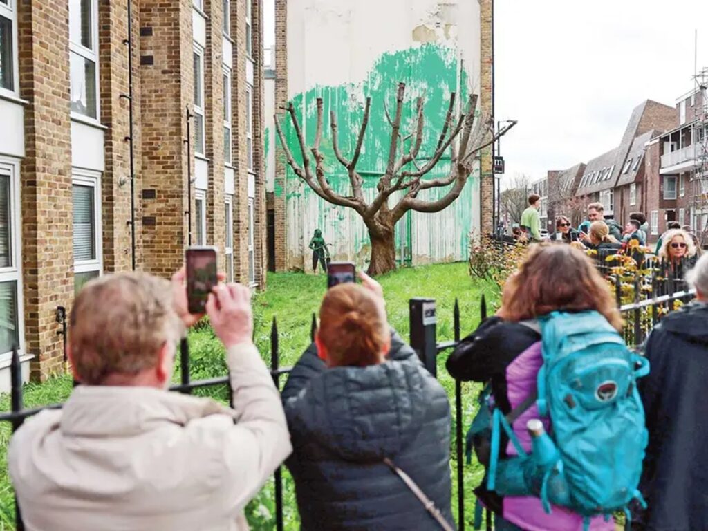 Aparece obra de Bansky en árbol mutilado en Londres