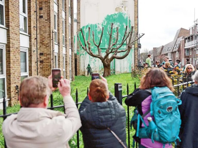 Aparece obra de Bansky en árbol mutilado en Londres