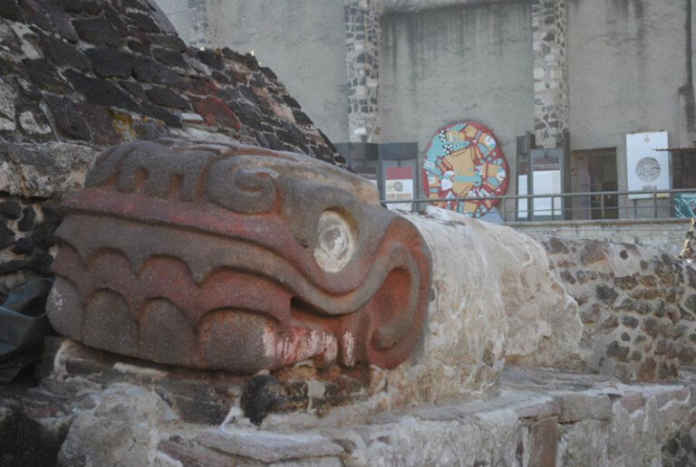 INAH y la UNAM encontraron una serpiente colosal mexica tras un sismo