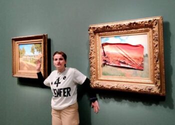 Detienen a activista por pegar cartel sobre cuadro de Monet