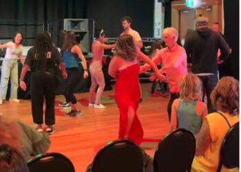 Neozelandeses se viralizan por bailar reggaeton