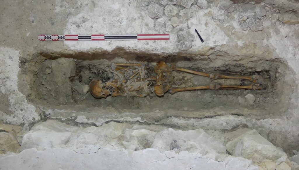 Investigadores descubren tumbas en la Catedral de Notre-Dame de París