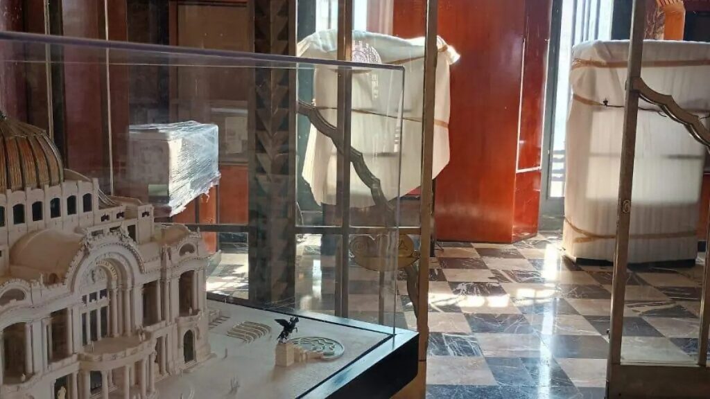 Palacio de Bellas Artes cambia sala de exposiciones por tienda de souvenirs