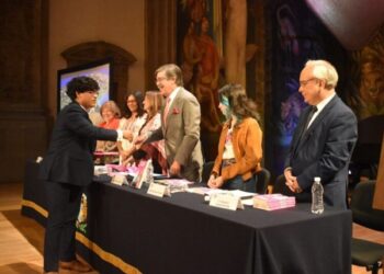 UNAM celebra a Rosario Castellanos regalando 100 mil libros a jóvenes