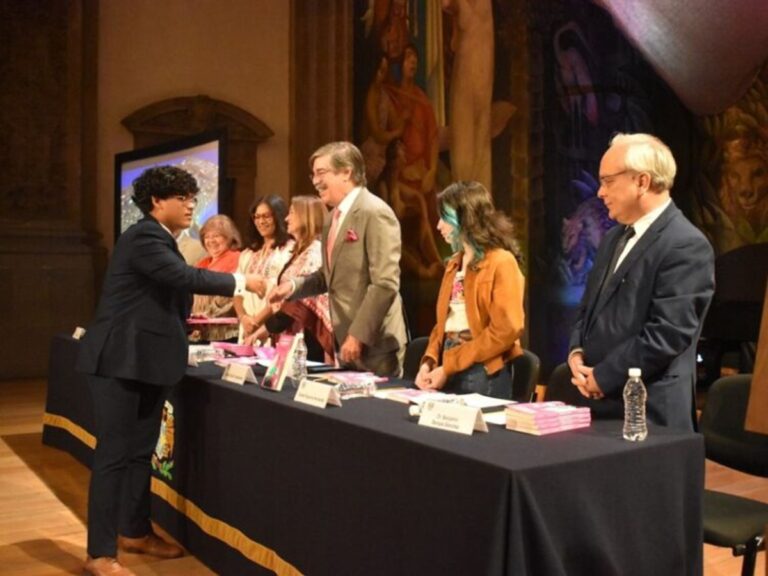 UNAM celebra a Rosario Castellanos regalando 100 mil libros a jóvenes